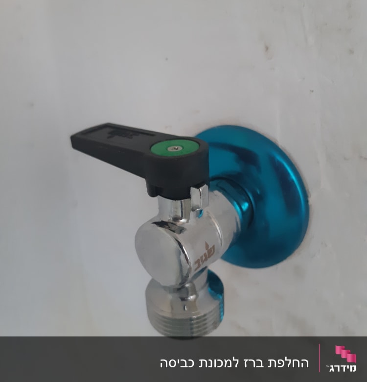 ברז מים עם ידית שחורה על קיר לבן